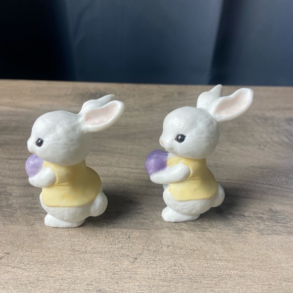 Hallmark: Two Bunny Rabbits with Purple Egg figurine, 2.5" (1984) - Picture 2 of 7
